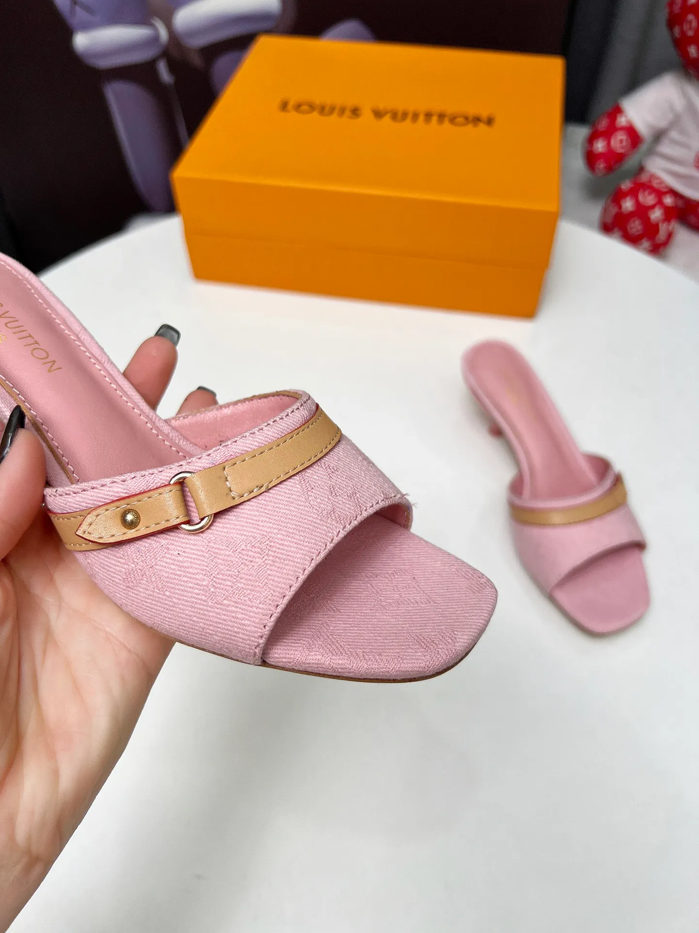 👟👟Ex-factory price 440👟👟 LV new denim kitten heel slippers 2025 summer must-have for goddesses, original replica, super comfortable on the feet. Show off the queen's temperament, the heel height is 5.5CM, which shows your temperament without being tiring. Standard code: 35-42 (41 and 42 codes are customized, non-returnable and non-exchangeable)